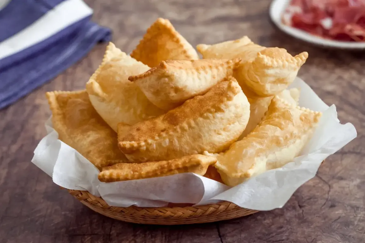 Cesto di gnocco fritto modenese dorato e soffice, pronto per essere gustato con salumi.