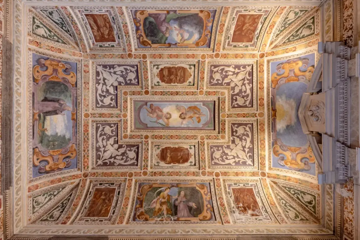 Soffitto affrescato della Certosa di Garegnano con scene sacre e decorazioni elaborate.