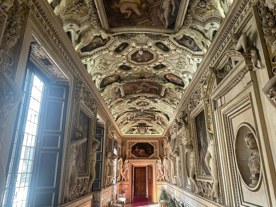 Corridoio decorato con affreschi e sculture nel **Palazzo Spada Roma**. Soffitto a volta con scene mitologiche e figure allegoriche.