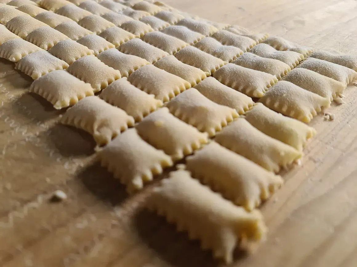 Ravioli fatti in casa, pronti per la cottura. La spoja lorda ricetta originale è un piatto che richiede pazienza e amore.