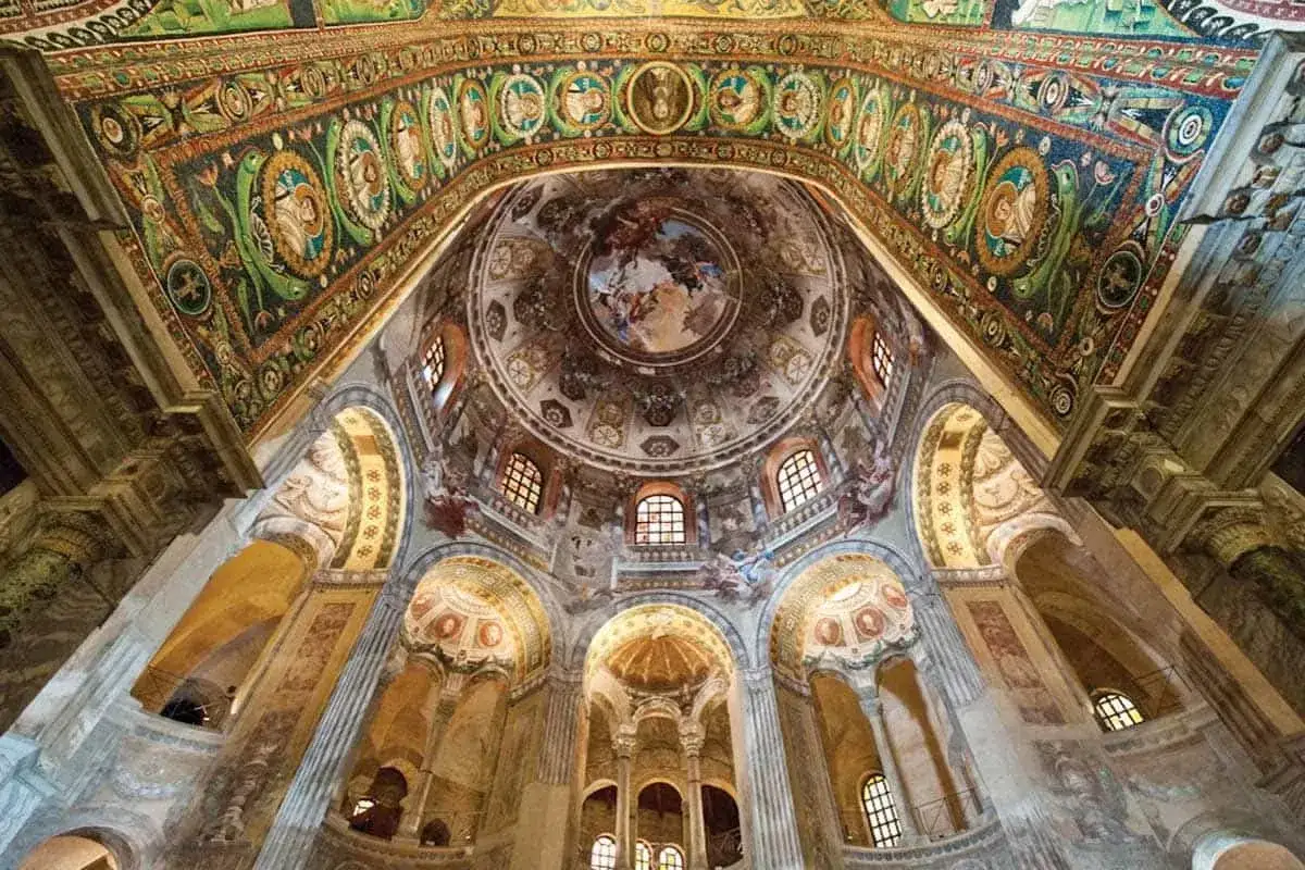 Interno di San Vitale a Ravenna, uno dei siti UNESCO Emilia Romagna, con mosaici bizantini e affreschi mozzafiato.