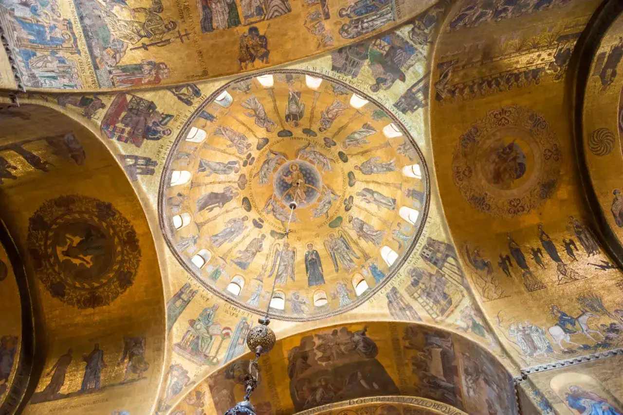 Mosaici dorati e scene bibliche adornano le cupole del museo San Marco a Venezia, un tripudio di arte bizantina.
