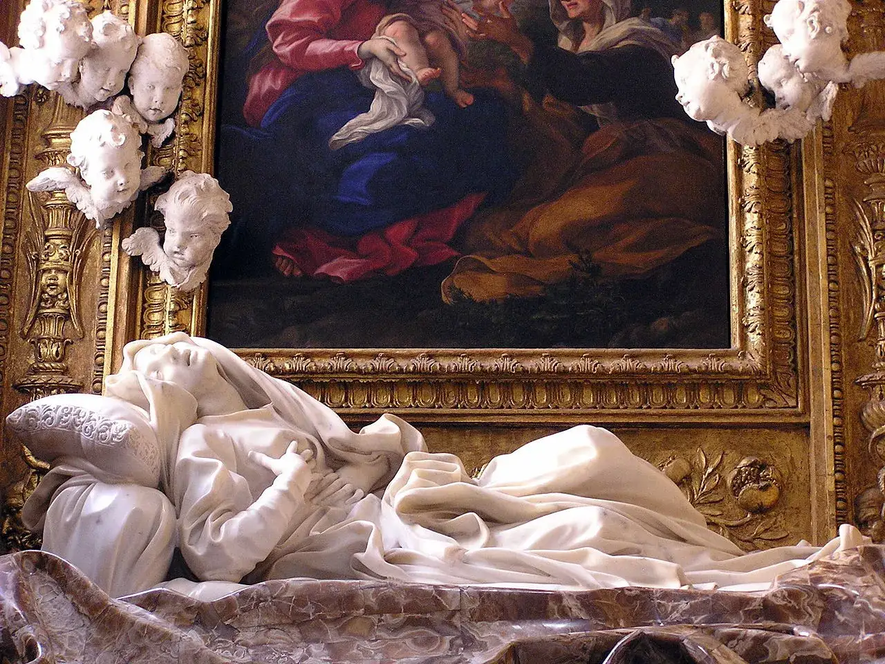 Scultura di Santa Ludovica in estasi, con putti e un dipinto sullo sfondo.