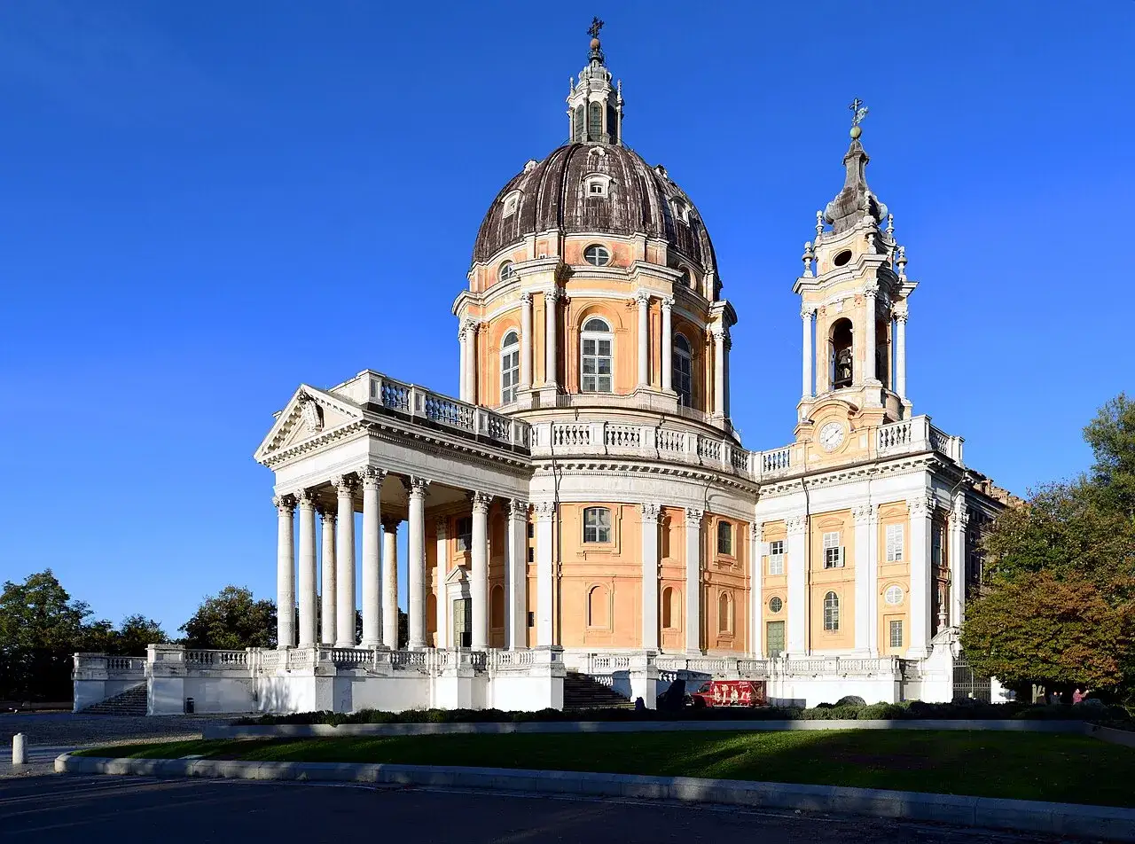 La Basilica di Superga domina il panorama di Torino, con la sua imponente cupola e il campanile che svettano contro il cielo azzurro.