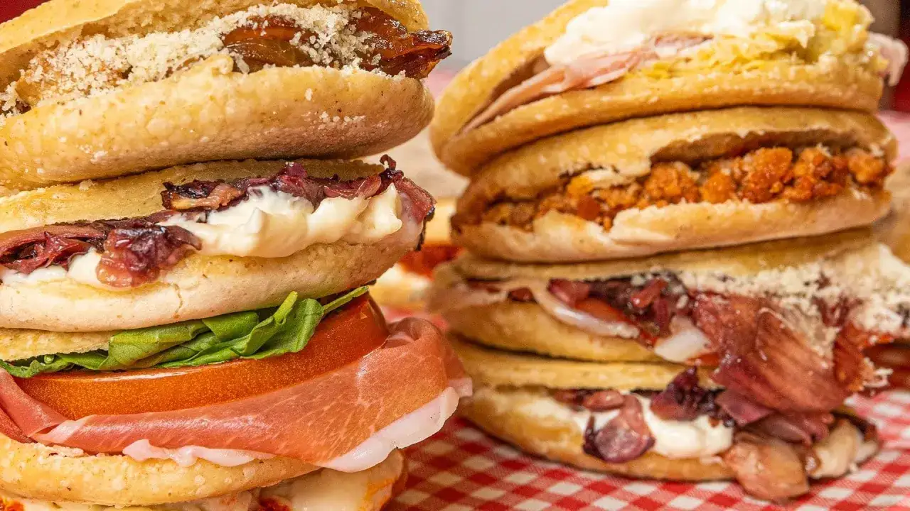 Ecco cosa sono le tigelle: dischi di pasta lievitata farciti con salumi, formaggi e verdure, un'esplosione di sapori emiliani.