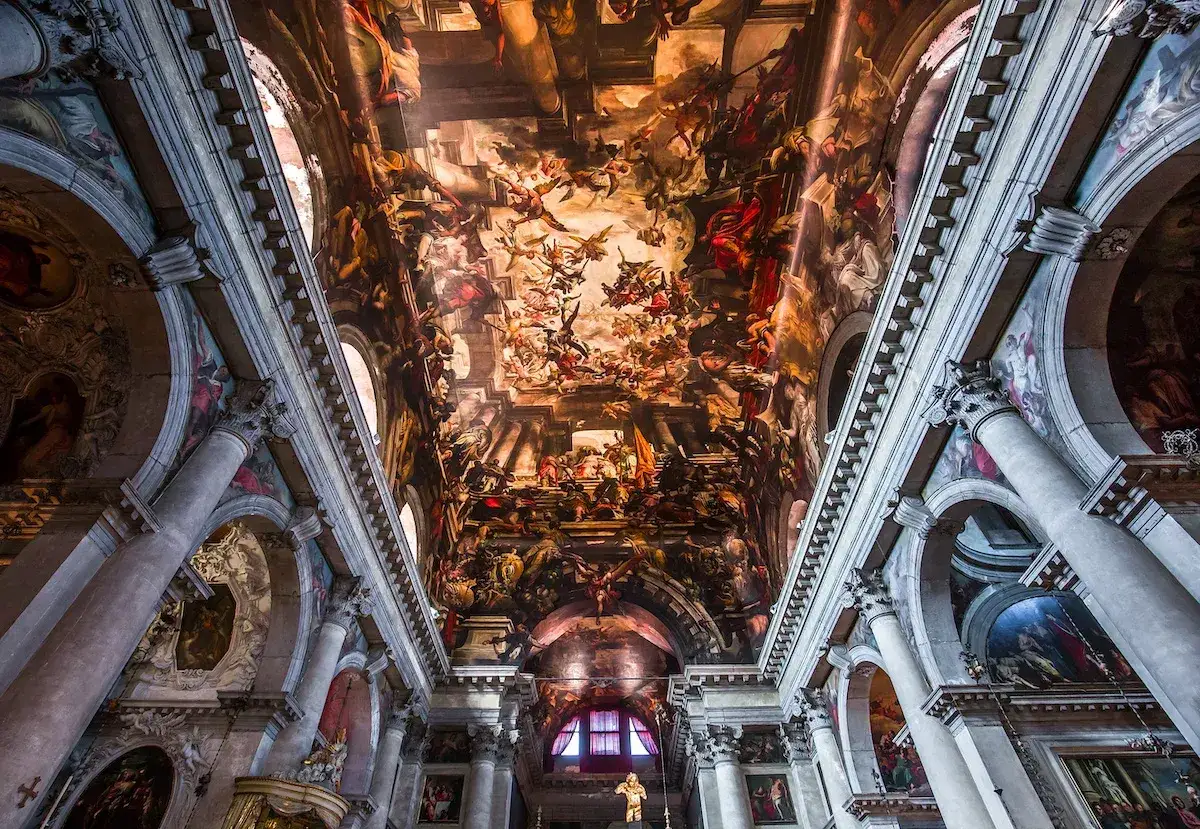 Soffitto affrescato della chiesa di San Pantalon, un tripudio di figure celesti e terrene che sembrano danzare nel cielo.