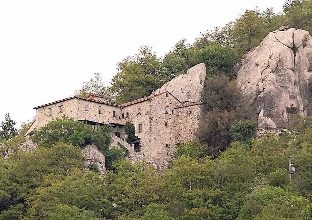 Antica pieve a Pieve Santo Stefano, incastonata tra rocce e alberi secolari, testimone silenziosa di storia e natura.