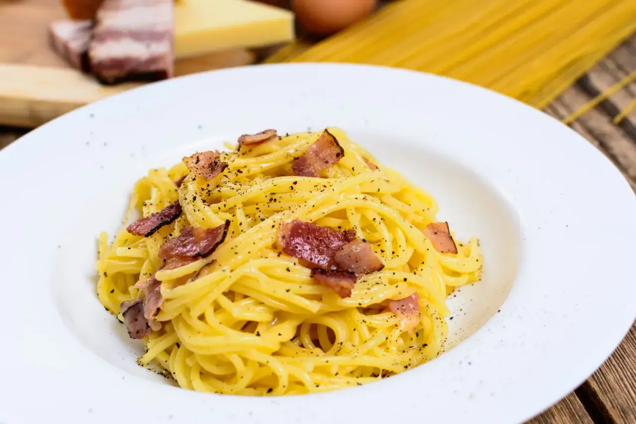 Spaghetti alla carbonara, un piatto cremoso e saporito, perfetto per chi vuole imparare come fare una buona carbonara.