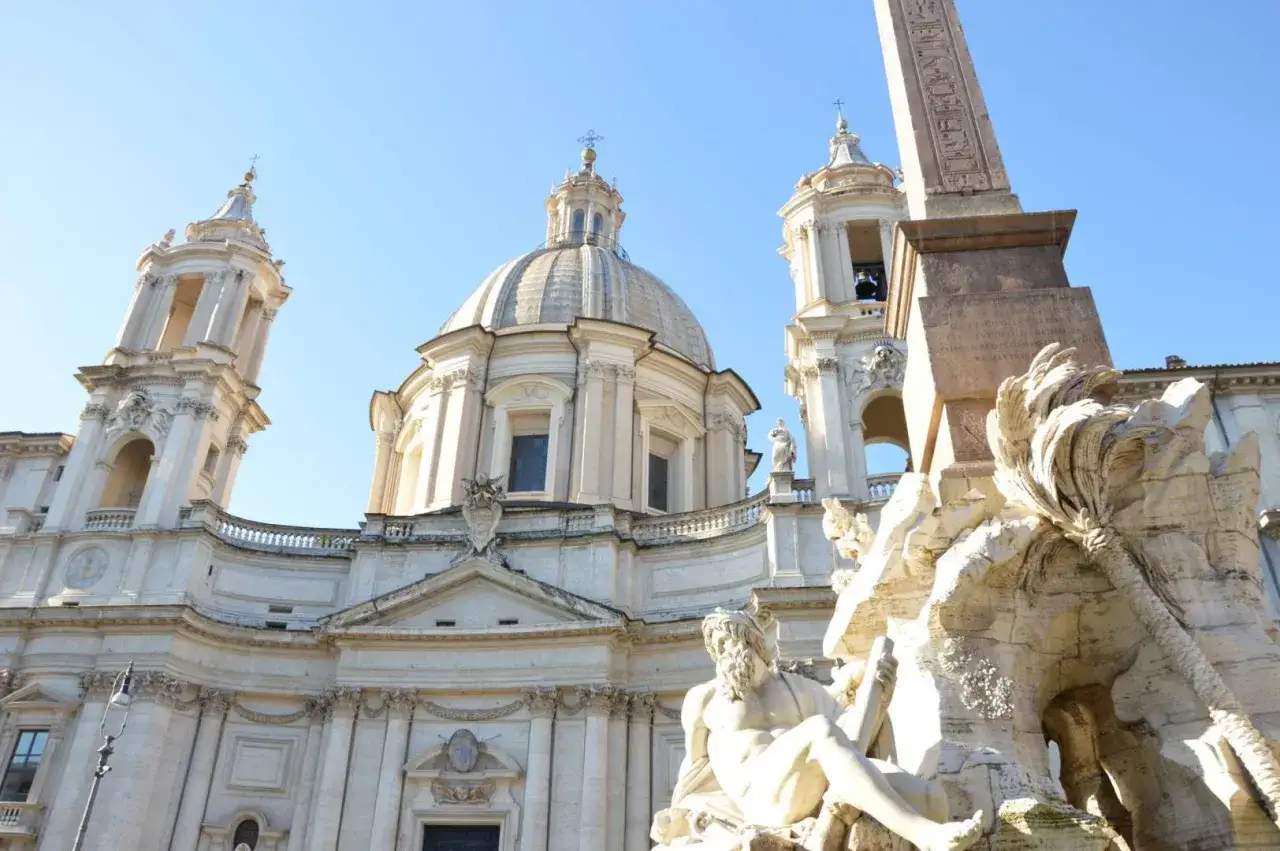 Fontana dei Quattro Fiumi e chiesa di Sant'Agnese in Agone, capolavori della piazza barocca Roma.