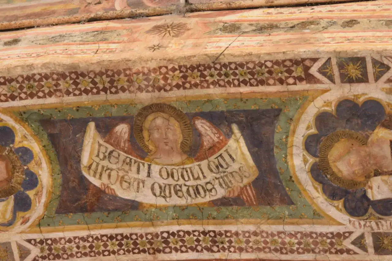 Angeli con pergamena recante iscrizione, parte degli affreschi dell'abbazia di Pomposa.