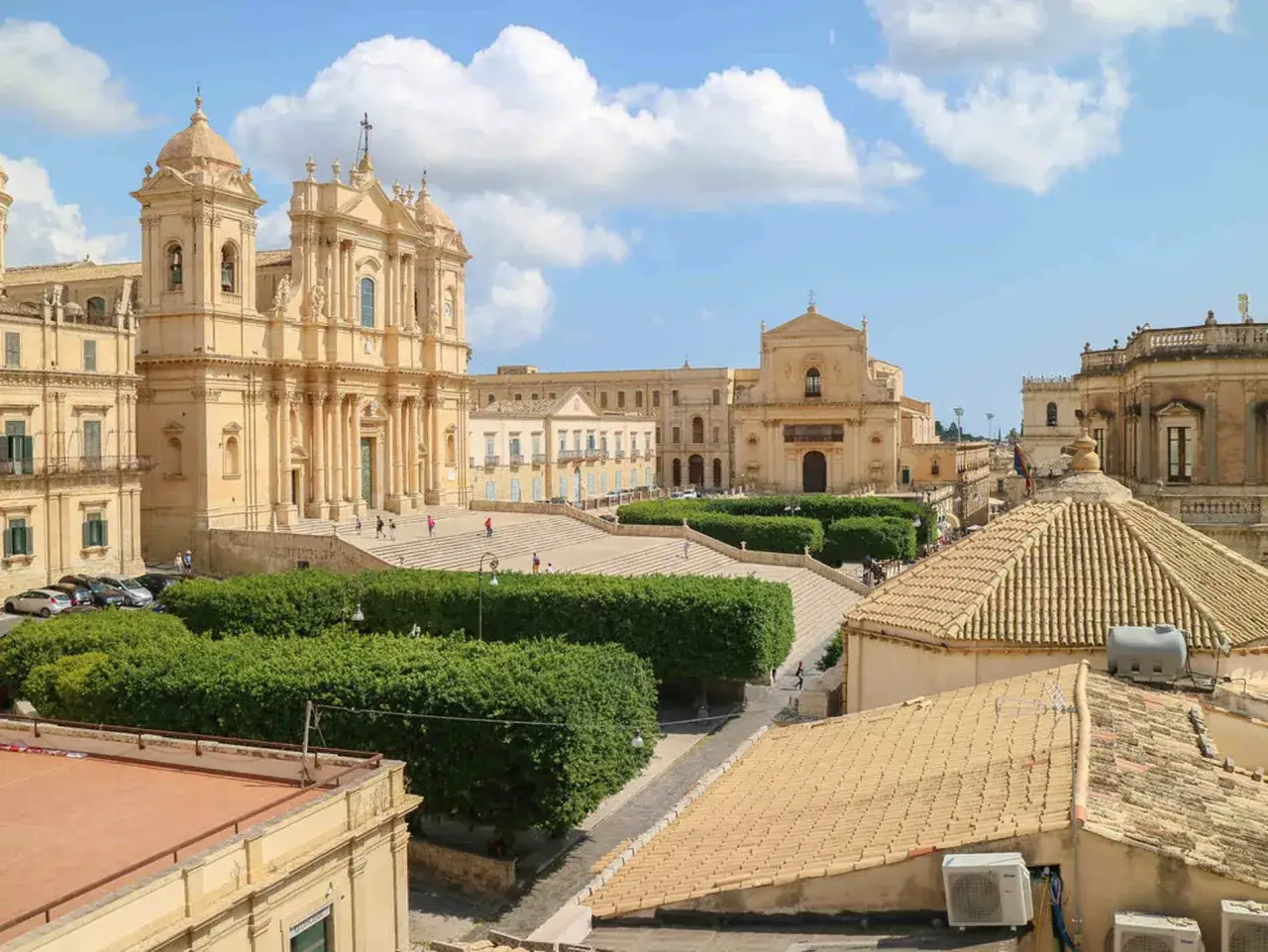 Piazza barocca con chiese imponenti e giardini curati, un esempio di citt&agrave; d'arte Italia.