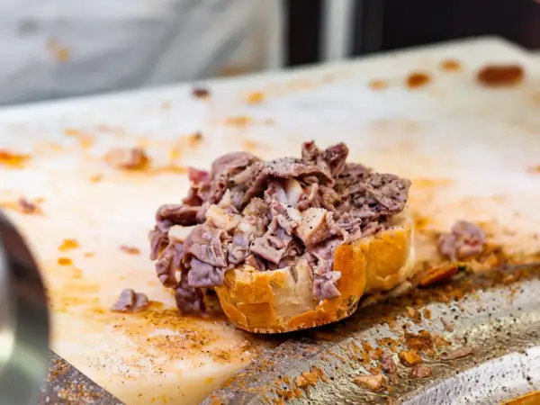 Panino con lampredotto, un classico street food toscana, ricco di sapore e tradizione.